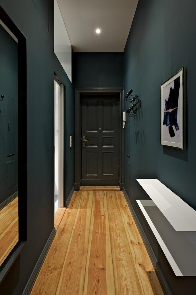 Wąski korytarz z ciemnym kolorem ścian