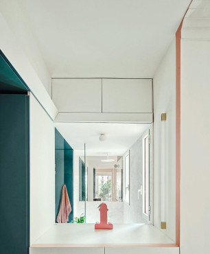 Łazienka w białym kolorze z zielonymi drzwiami