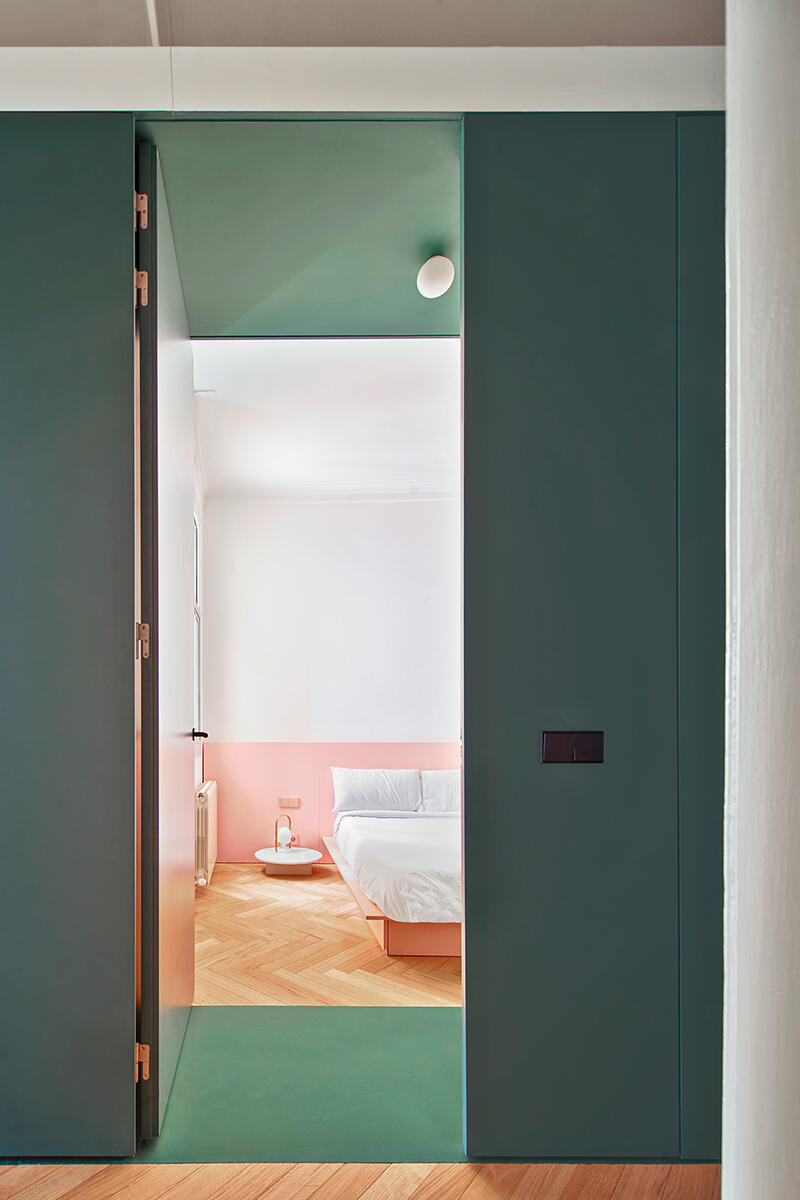 Sypialnia z zielonymi drzwiami klasycznymi
