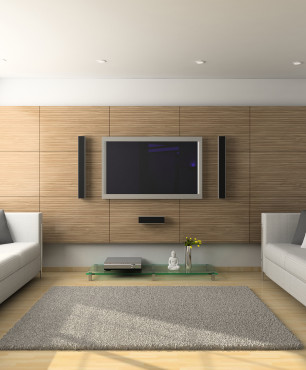 Salon z telewizorem i ścianą imitującą drewno
