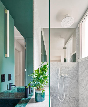 Łazienka z prysznicem i biało-zielonym gresem na ścianie i podłodze