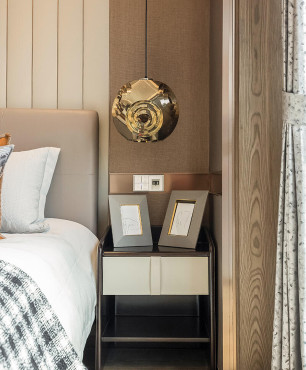 Sypialnia z nowoczesna lampą wiszącą w kolorze złotym