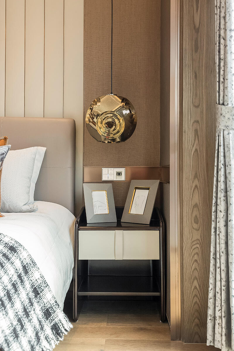 Sypialnia z nowoczesna lampą wiszącą w kolorze złotym