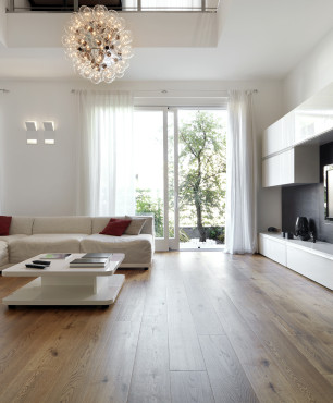 Biały salon z TV i drewnianą podłogą