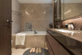 Łazienka z beżowym kolorem kamienia na ścianie i podłodze