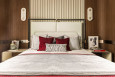 Sypialnia z dużym łóżkiem tapicerowanym z bezowym zagłówkiem