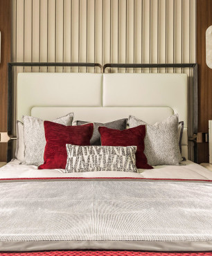 Sypialnia z dużym łóżkiem tapicerowanym z bezowym zagłówkiem