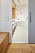 Łazienka z dużymi, białymi panelami winylowymi na podłodze