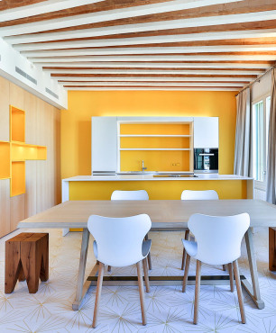 Projekt kuchni z meblami z drewnianym frontem oraz z żółtymi ścianami