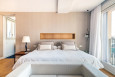 Sypialnia z łóżkiem kontynentalnym i beżową tapetą na ścianie