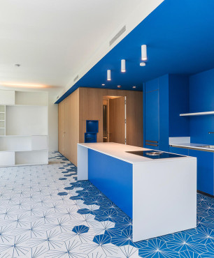 Kuchnia z niebieskim kolorem ścian