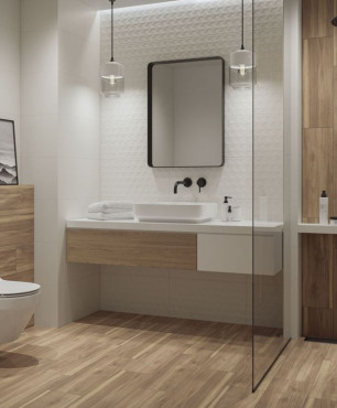Łazienka z imitacją drewnianych płytek na podłodze i ścianie