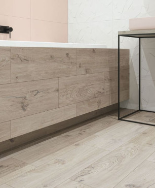 Łazienka z wanną akrylową w zabudowie z imitacją drewnianych płytek
