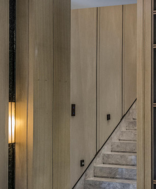 Drewniana boazeria w korytarzu oraz z automatycznym podświetleniem nad schodami