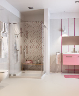 Duża łazienka z różowymi płytkami na jednej ścianie