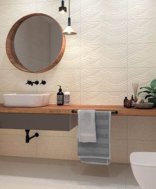 Łazienka z kremowymi płytkami na ścianie z firmy Ceramika Paradyż
