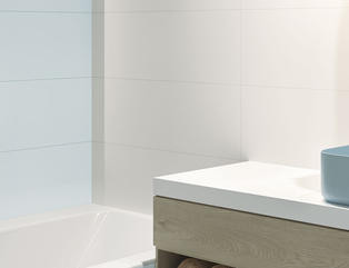 Łazienka z białymi płytkami oraz białym blatem na drewnianej szafce