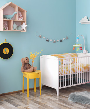 Mały pokój dla noworodka z naklejkami na ścianie