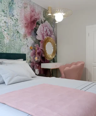 Sypialnia ze ścianą w subtelne róże