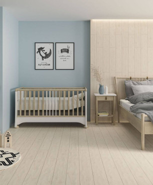 Sypialnia z jasnymi panelami na podłodze oraz z kącikiem dla dziecka