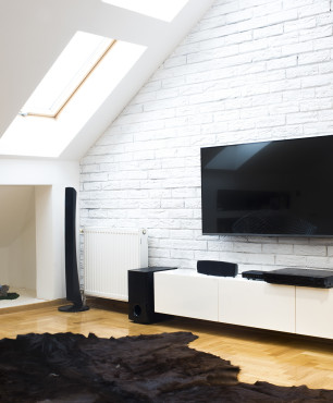 Ściana z białej cegły i telewizorem