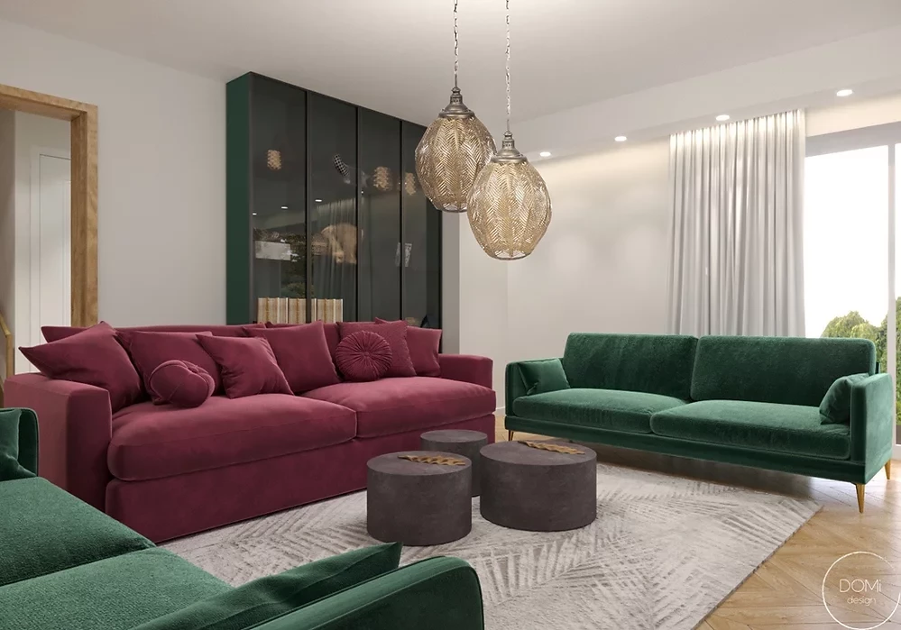 Salon z sofą w kolorze burgundu i zieleni