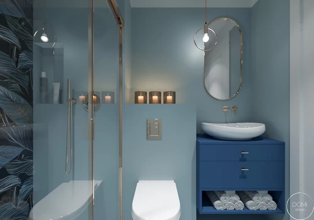 Łazienka w kolorze niebieskim z eliptycznym lustrem