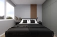 Mała sypialnia z wąskim lamelem na ścianie