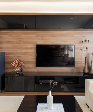 Drewniana ściana z TV w salonie