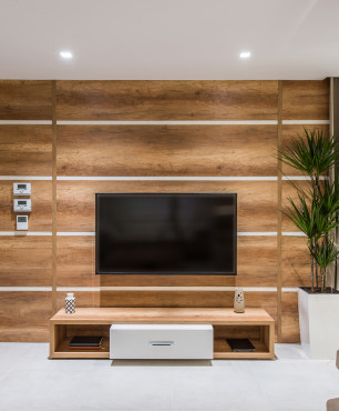 Telewizor na ścianie imitującej drewno