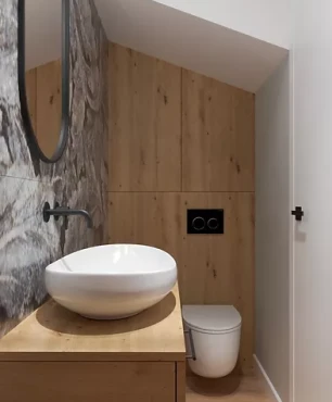 Łazienka z drewnianą szafką wiszącą oraz okrągłym zlewem nablatowym