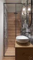 Mała łazienka z prysznicem z imitacją drewnianych płytek na ścianie