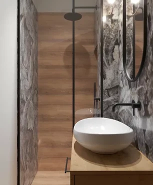 Mała łazienka z prysznicem z imitacją drewnianych płytek na ścianie