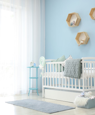 Pokój dla noworodka z niebieskimi ścianami