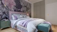 Sypialnia z różowym łóżkiem tapicerowanym, pikowanym