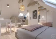 Projekt sypialni na poddaszu z fotelem wiszącym