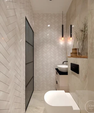 Mała łazienka z płytkami na ścianie w głębokim połysku z imitacją kamienia