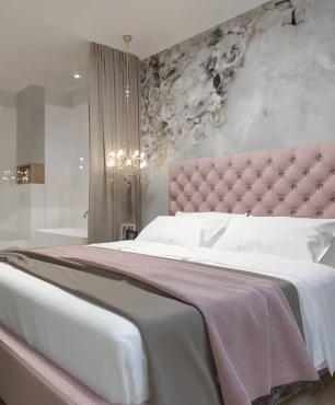 Sypialnia z łóżkiem kontynentalnym, tapicerowanym, różowym