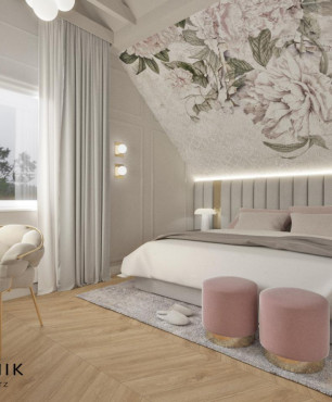 Sypialnia z tapetą w kwiaty na ścianie oraz z toaletką