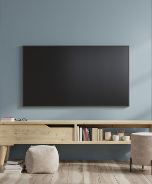 Błękitno-szara ściana z telewizorem