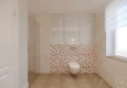 Łazienka z imitacją drewnianych płytek na podłodze