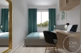 Mała sypialnia z łóżkiem tapicerowanym, biurkiem oraz szafką wiszącą