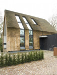 Duży dom holenderski pokryty trzciną