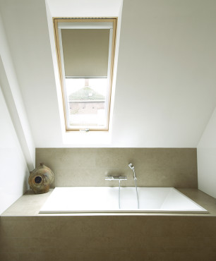 Łazienka na poddaszu z wanną prostokątną, akrylową w zabudowie