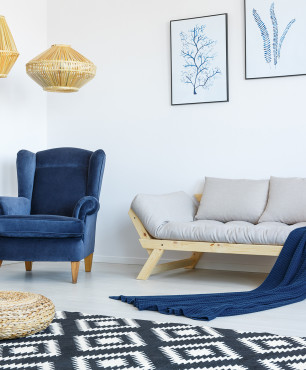 Biało-niebieski salon w stylu skandynawskim