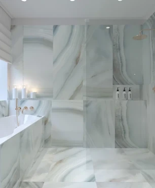 Projekt łazienki z wanną w zabudowie i prysznicem oraz armaturą łazienkową w kolorze złotym