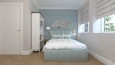 Projekt sypialni z tapetą w kolorze błękitnym