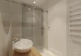 Projekt łazienki z prysznicem z drzwiami przesuwnymi ze szkła