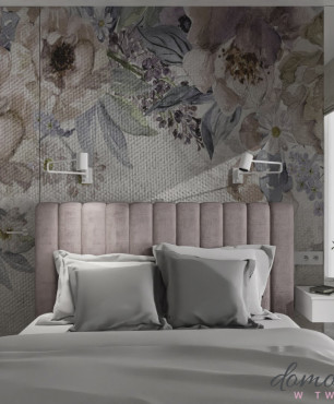 Projekt pięknej kobiecej sypialni z tapetą w kwiaty na ścianie