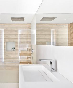 Klasyczna łazienka z imitacją drewnianych płytek na ścianie oraz z prysznicem